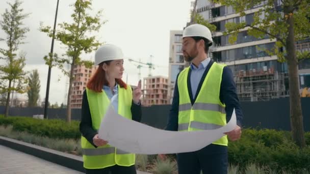 Deux Personnes Travailleurs Constructeurs Gilets Sécurité Uniformes Chapeaux Durs Discuter — Video