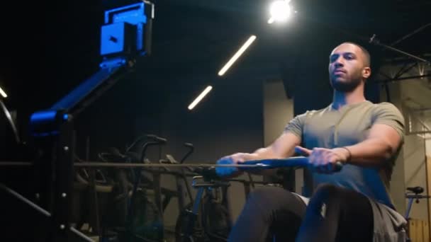 Americano Latino Homem Atleta Fazendo Exercício Ajuste Esporte Cara Fitness — Vídeo de Stock