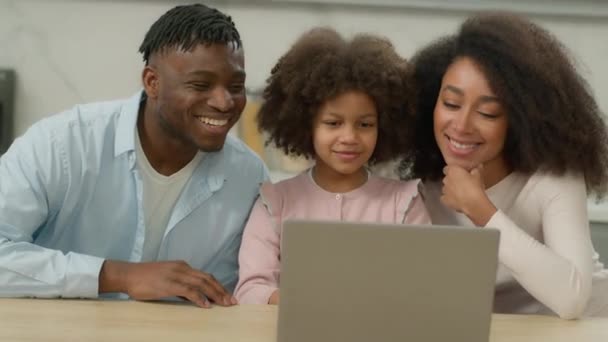 Afrikanske Amerikanske Glade Forældre Med Lille Barn Videoopkald Med Laptop – Stock-video