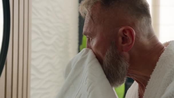 코카서스 Bearded 할아버지 성숙한 할아버지 남자는 아침을 수건으로 얼굴을 화장실 — 비디오