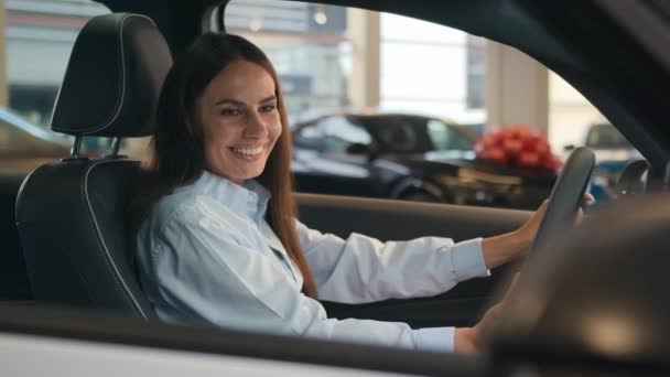 Ευτυχισμένος Χαμογελαστός Καυκάσιος Γυναίκα Οδηγός Μέσα Στο Αυτοκίνητο Που Επιλέγουν — Αρχείο Βίντεο