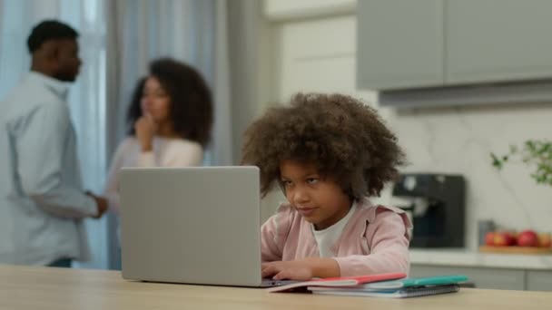 Afroamerikanisch Kind Mädchen Schule Schüler Tochter Kind Kopfhörern Studieren Online — Stockvideo