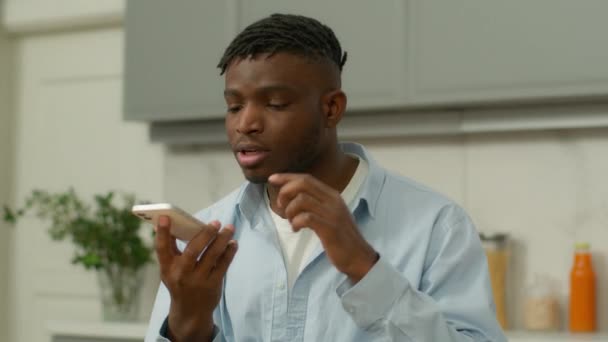 Hombre Afroamericano Seria Biracial Teléfono Inteligente Retención Masculina Usando Altavoz — Vídeos de Stock