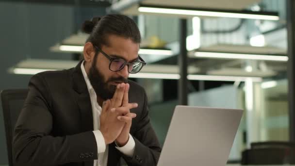 広範な思考ビジネスマン インド腸アラビアのビジネスマンの上司のリーダー 雇用主 男性イスラムの起業家 ラップトップで働く思慮深いこすり針を考える オフィスのコンピュータ タスク — ストック動画