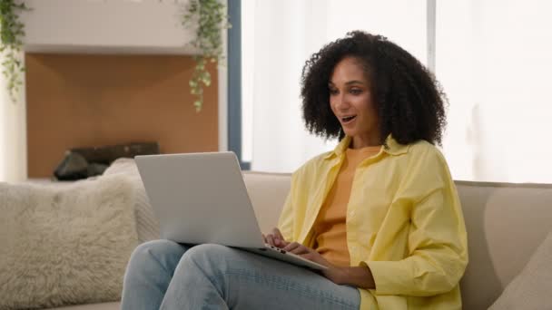 Mulher Afro Americana Surpreendida Menina Empresária Conversando Computador Casa Sorrindo — Vídeo de Stock