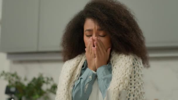 Afro Amerikaanse Zieke Vrouw Lijden Griep Hoesten Snuiven Koorts Koude — Stockvideo
