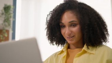 Afrikalı etnik bir kadın ev bilgisayarlarında internet taraması yapıyor. 20 'li yaşlardaki Amerikalı iş kadını kız. Serbest bilgisayarlı iş kadını müşteri öğrencisi.