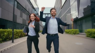 Kurumsal başarı şirketi gelişiyor. İyi sonuç elde ediliyor. İş günü, finansal zafer zaferi. Mutlu bir gülümseme.