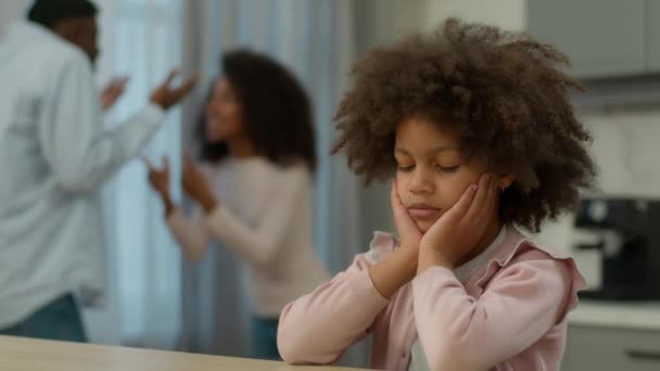 アフリカ系アメリカ人の怒っている狂気の両親の母親と父親の喧嘩は 家庭の台所の分離離離婚で紛争の精神的問題を論じる — ストック動画
