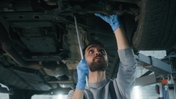Bil Bensinstation Kaukasiska Mekaniker Man Reparation Auto Lastbil Verkstad Reparatör — Stockvideo