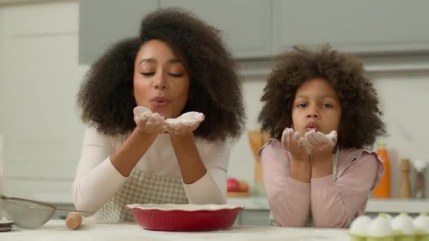 Familia Feliz Afroamericana Mamá Étnica Hija Pequeña Disfrutan Cocinar Juntos — Vídeos de Stock