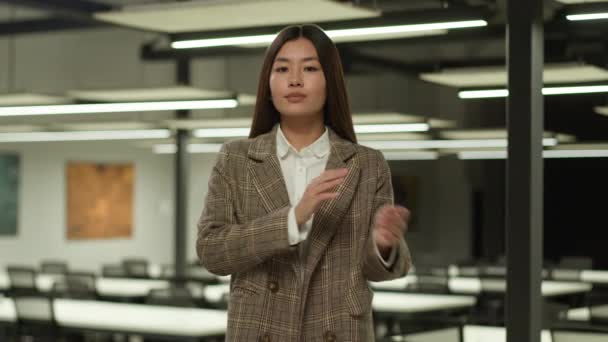 Азиатская Предпринимательница Молодая Корейская Деловая Женщина Уверенная Серьезная Китаянка Работодатель — стоковое видео