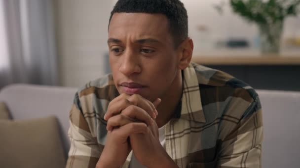 アフリカ系アメリカ人男性は ホームストレスがん患者での懸念の仕事の喪失を考え 男性のトラブル危機悪いニュースペンシブ悲しい後悔心臓発作を考える健康問題民族男性を心配 — ストック動画
