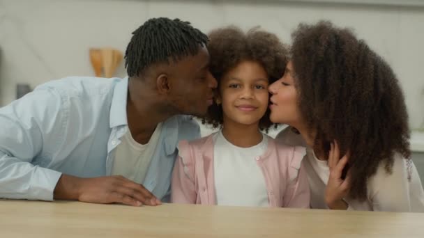 Afroamerikansk Familj Porträtt Leende Kärlek Tillgiven Bindning Relation Biracial Lycklig — Stockvideo