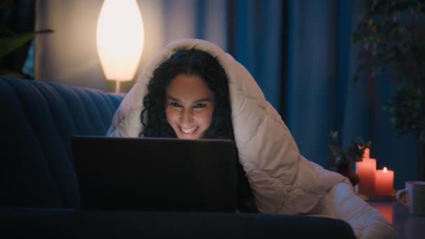Latynoski Uśmiechnięty Szczęśliwy Śmiech Kobieta Arabski Dziewczyna Pomocą Komputera Przeglądania — Wideo stockowe