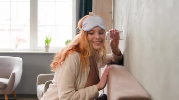 Grappig Geïnteresseerd Nieuwsgierig Meisje Ochtend Met Slaapmasker Vrouw Afluisteren Buurman — Stockvideo
