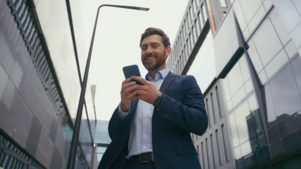 コーカサス 40代 ビジネスマン ニュース メッセージ ビジネスマン 起業家 雇用主 スマートフォン スマートフォン — ストック動画