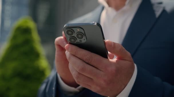 用手机将目光移开的白人高级雇主律师工作者在摩天大楼附近用智能手机应用思考思考的想法成熟的商业企业家在城市的老商人 — 图库视频影像