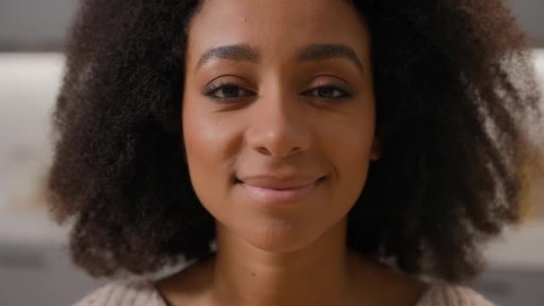 クローズアップ美しいアフリカ系アメリカ人の少女 笑顔の幸せな女性 エスニックな若い女性 肯定的な喜びの女性 ホーム カメラを見て かわいい髪の肖像画とかなり健康なガールフレンド — ストック動画