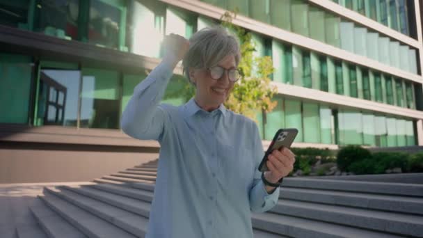 Senior Gelukkig Zakenvrouw Kaukasische Vrouw Hold Mobiele Telefoon Gadget Stad — Stockvideo
