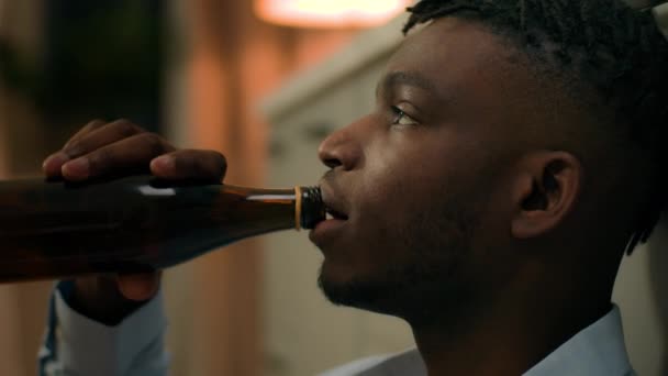 Adicto Molesto Borracho Afroamericano Deprimido Estrés Hombre Beber Alcohol Triste — Vídeos de Stock