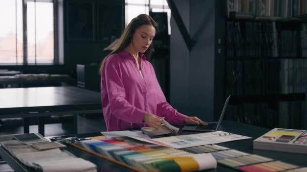 Професійний Жіночий Творчий Дизайнер Архітектор Бізнес Леді Друкує Ноутбуці Розробляє — стокове відео