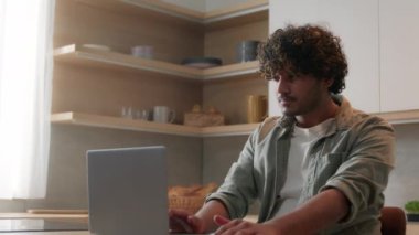 Ev yapımı dizüstü bilgisayarla uzaktan kumanda eğitimi alan Hintli öğrenci Arap bağımsız iş adamı bilgisayarla çalışıyor. Daktilo yazmayı düşünüyor, sohbet ediyor, meşgul çalışıyor, internetten alışveriş yapıyor.