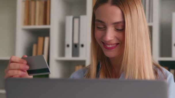 オフィスのWebバンクアプリで購入するラップトップとクレジットカード簡単なコンピュータバンキングガールクライアントとオンラインショッピングを購入するインターネット商品を購入するために支払う白人幸せ笑顔の女性 — ストック動画