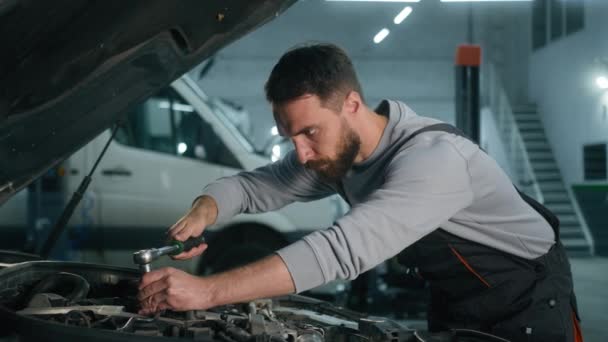 Auto Mechanic Tired Caucasian Man Vehicle Service Manager Technician Open — Stock Video