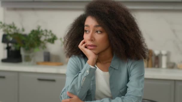 Sam Smutny Zdenerwowany Afroamerykanin Nieszczęśliwy Kobieta Birasowy Negatywny Smutek Nastrój — Wideo stockowe