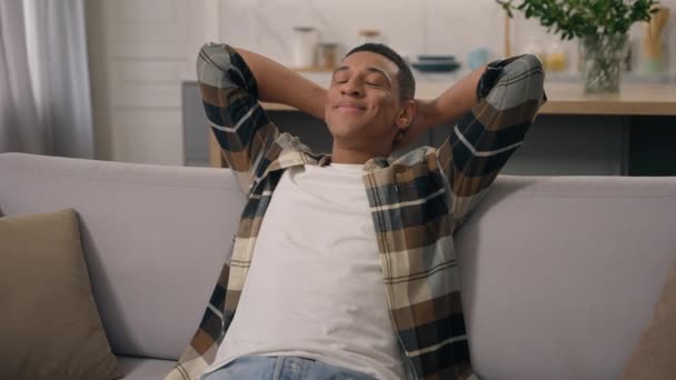 행복한 게으른 아프리카계 미국인 남자는 거실에서 편안한 소파에 진정한 스트레스 — 비디오