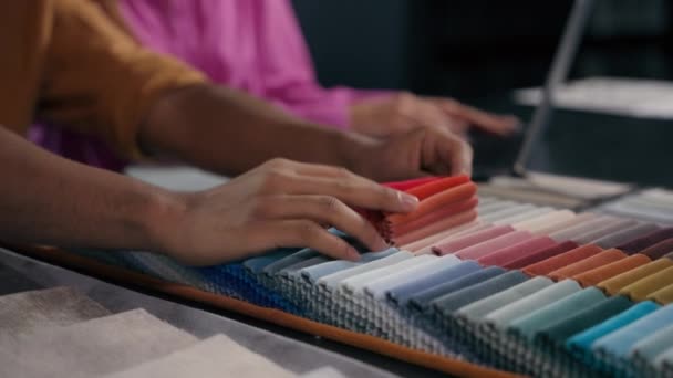 Close Szczegóły Kobieta Asystentka Mężczyzna Projektant Wybierając Kolor Tkaniny Próbki — Wideo stockowe