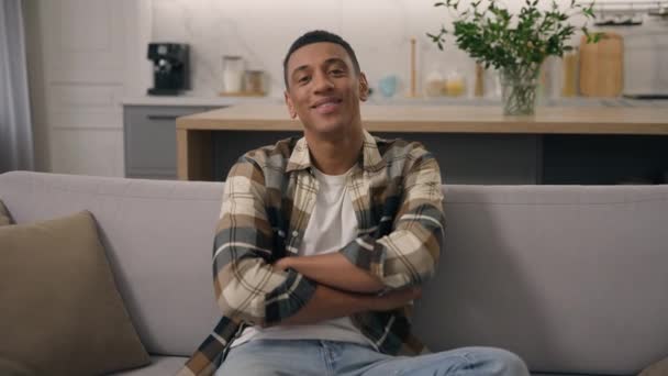 Usmívající Mladý Dospělý Afroameričan Sedí Relaxační Gauči Byt Biracial Majitel — Stock video