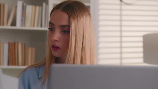 Жінка Бізнес Бухгалтер Бізнес Леді Використовуючи Ноутбук Домашньому Офісі Збентежена — стокове відео