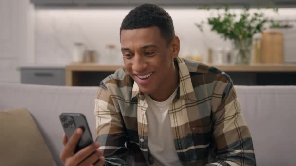 Afroamerikaner Lächelnd Glücklich Unbeschwert Reden Videoanruf Winkende Hand Gruß Handy — Stockvideo