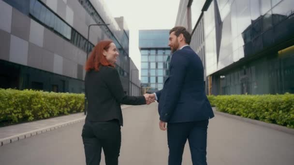 回顾成功的商业伙伴同事房地产经纪人和客户在城市的房地产商男商人与女商人握手握手 一起走 — 图库视频影像