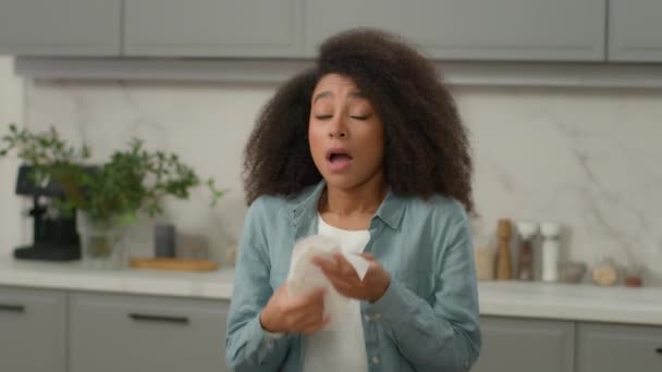 过敏的非洲裔美国妇女在家里厨房里打喷嚏 流鼻涕 患流感 患过敏症 患不健康的季节性病毒 — 图库视频影像
