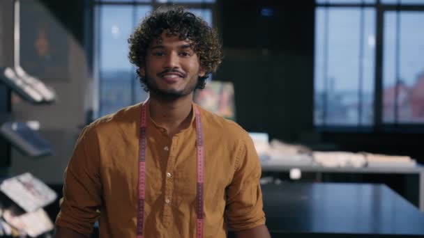 Portret Szczęśliwego Indyjskiego Projektanta Tkanin Arabskich Nowoczesnym Studiu Krawieckim Uśmiechnięty — Wideo stockowe