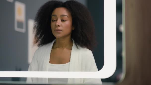 Reggeli Szépség Rutin Eljárás Afrikai Amerikai Etnikai Lány Jön Fürdőszobában — Stock videók
