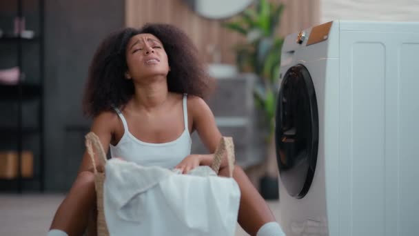 怒っている悲しい女性 怒った疲れたイライラしたイライラ アフリカ系アメリカ人少女 民族女性 家庭洗濯機の家庭での洗濯で宿題汚れた布怒り — ストック動画