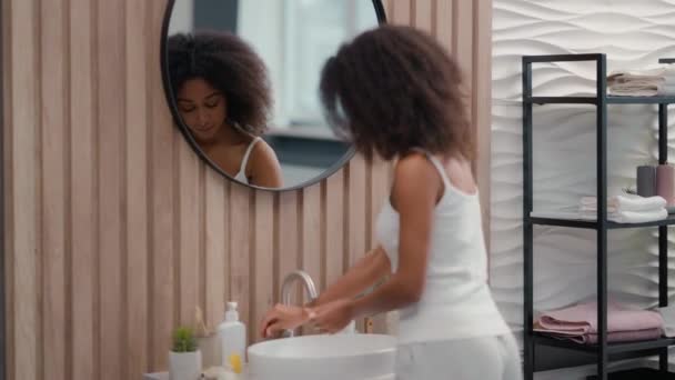 Afro Amerikaanse Vrouw Met Behulp Van Tandpasta Tandenborstel Poetsen Witte — Stockvideo