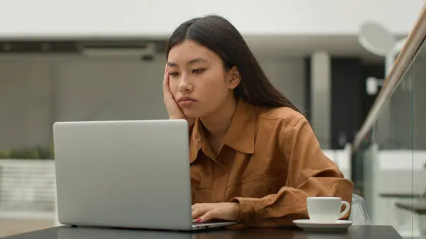 疲れたアジアの実業家の女の子座っていますカフェで働いているラップトップ悲しい疲れ中国人日本人韓国人女性怠惰な学生エグゼクティブマネージャー疲労で勉強オンライン不足エネルギー過労 — ストック写真