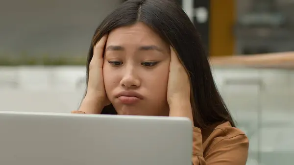 Utmattad Överarbetad Asiatisk Kvinna Flicka Student Studerar Online Arbete Laptop — Stockfoto