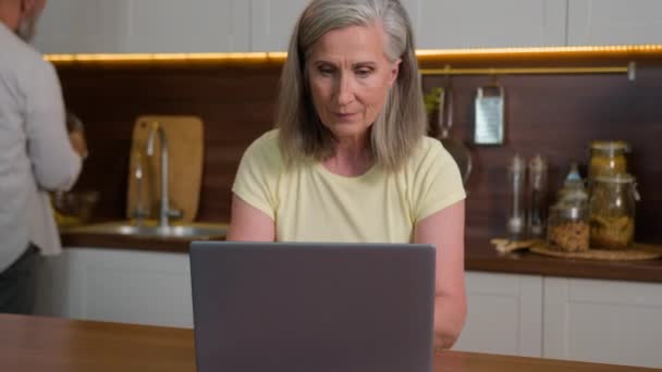 Volwassen Midden Jaren Vrouw Vrouw Werken Online Verre Werk Betalen — Stockvideo