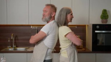 Beyaz, olgun, aile babası, mutlu erkek, iki eş, mutlu koca, 60 'lı yaşlarda, erkek, büyükanne, büyükbaba, baş parmak hareketi. Mutfakta sağlıklı yiyecekler tavsiye edilir.