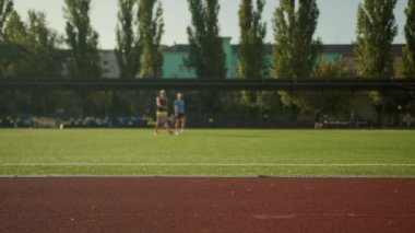 Tam uzunluktaki şehir stadyumu spor sahası sahası insanlar için futbol antrenmanı için futbol sahası badminton sahası, yaz sporları için spor sahaları.