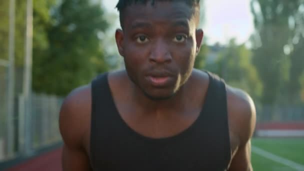 Afro Amerikalı Etnik Erkek Koşucu Koşucu Yarış Pistinde Koşucu Stadyum — Stok video