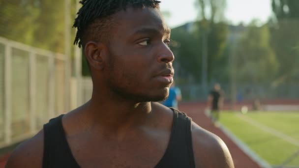 非洲裔美国人强壮有力的男子多愁善感的男子跑步健将运动员晨练完后 跑到城外的城市运动场上看腕表时脉 — 图库视频影像