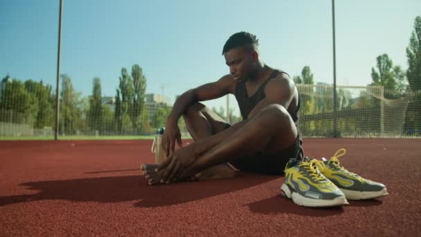 Afroamerykanin Czuje Ból Bolesne Nogi Ból Kontuzji Stóp Treningu Świeżym — Wideo stockowe
