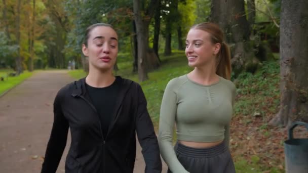 Két Kaukázusi Gyönyörű Lányok Boldog Nevetés Megy Parkban Kívül Mosolygós — Stock videók